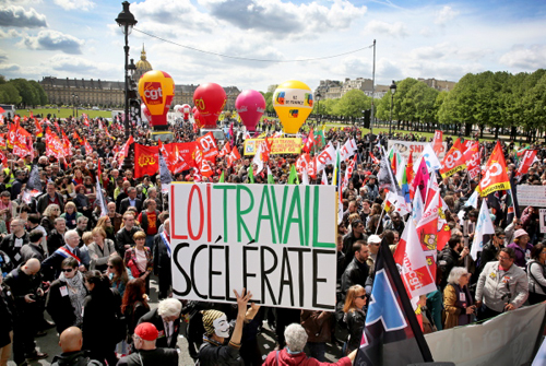 Pendant le débat, la mobilisation continue