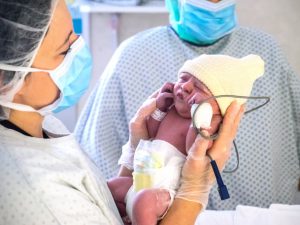 Un nouveau congé de naissance : avancée sociale ou trompe-l’œil ?