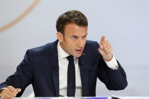 Emmanuel Macron maintient son cap et déroule son programme
