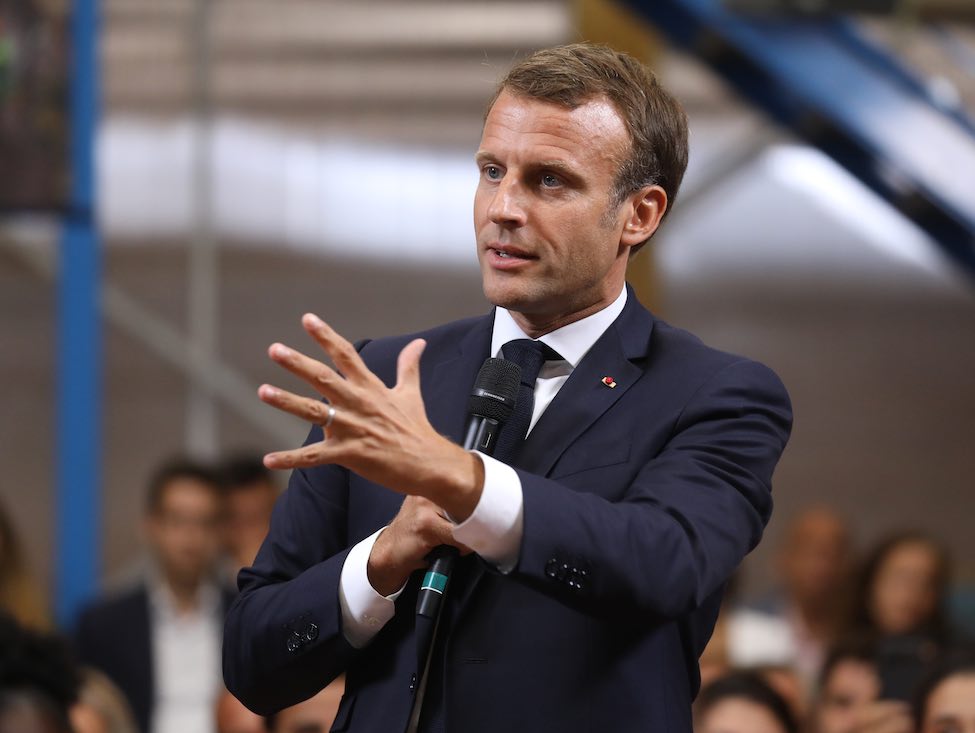 Macron « débat » des retraites, mais sans contradiction