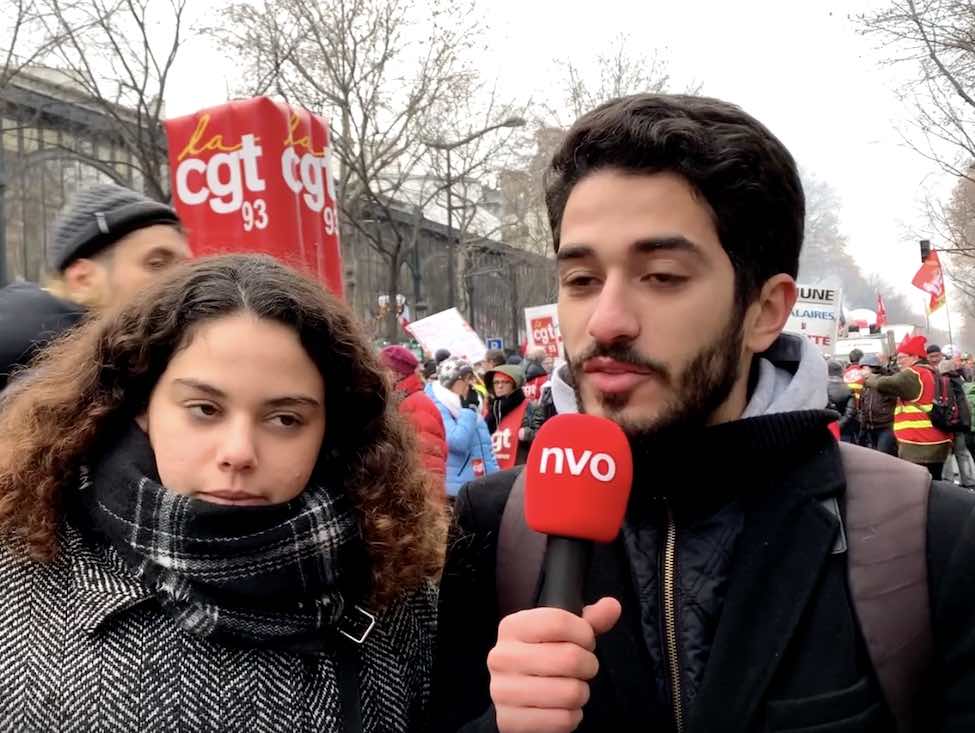 Maëva et Naïm, étudiants, sont venus manifester contre la réforme des retraites