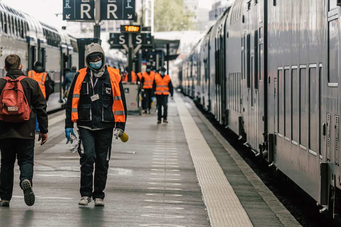 Le trafic SNCF reprend, les cheminots alertent sur les risques sanitaires