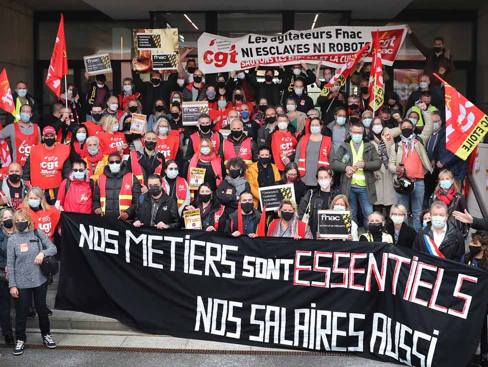 Vidéo - Les salariés de la Fnac mobilisés devant le siège pour les emplois et les salaires