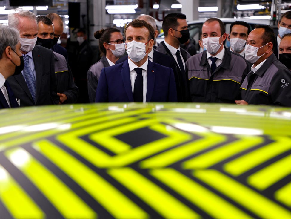 Emmanuel Macron sur le site de la future usine de batteries à Renault Douai
