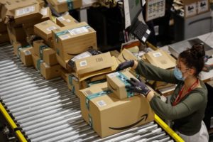Huit sites logistiques d'Amazon France touchés par une grève pour les salaires