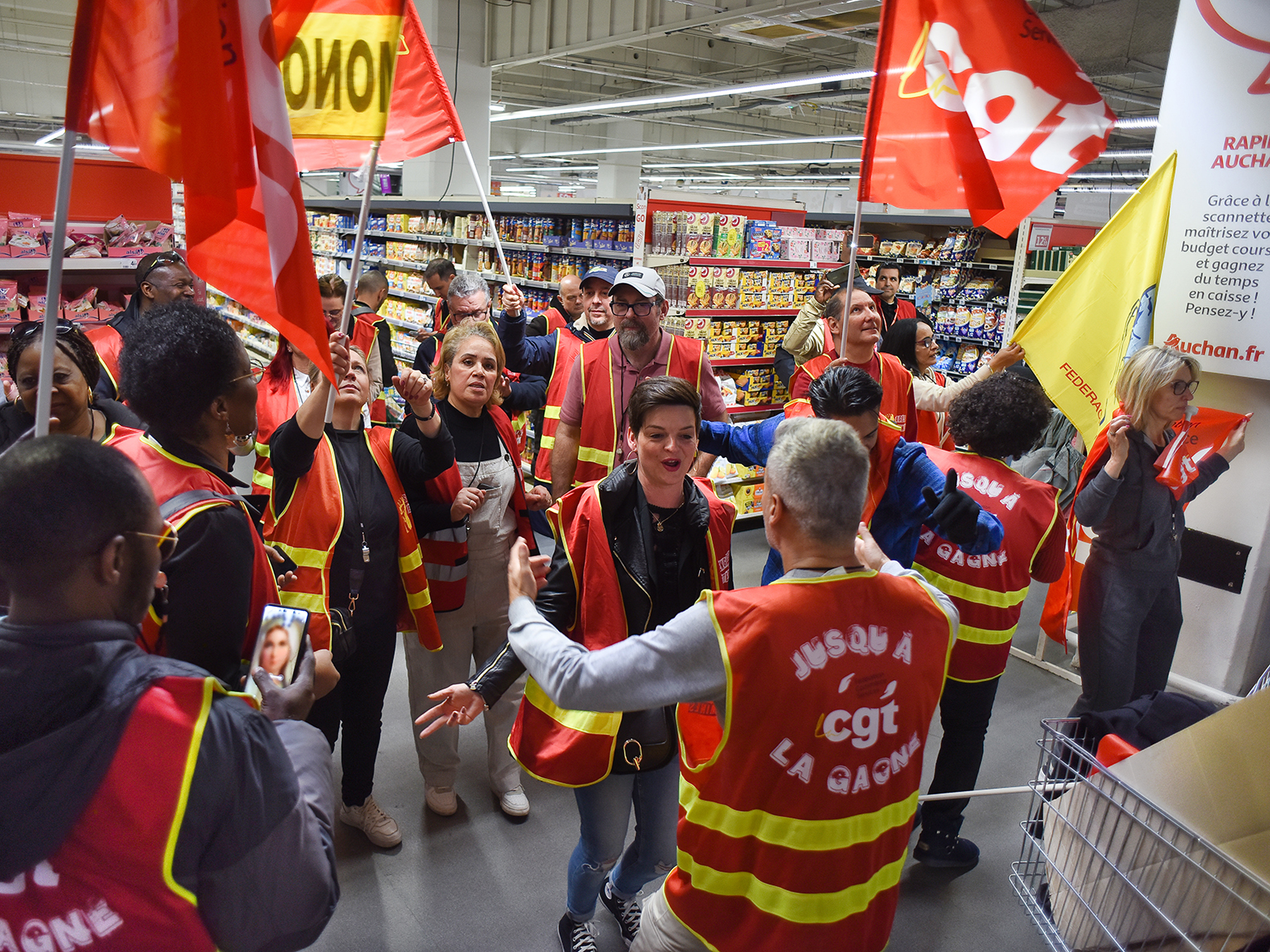 Opération coup de poing au Auchan de La Défense : « Tenir jusqu'à 64 ans, pour les caissières, c'est impossible ! »