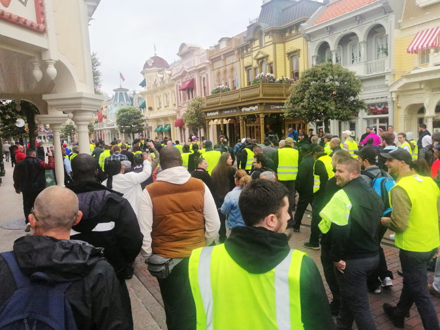 Disneyland Paris : Une Mobilisation Spectaculaire Pour Des Hausses De ...