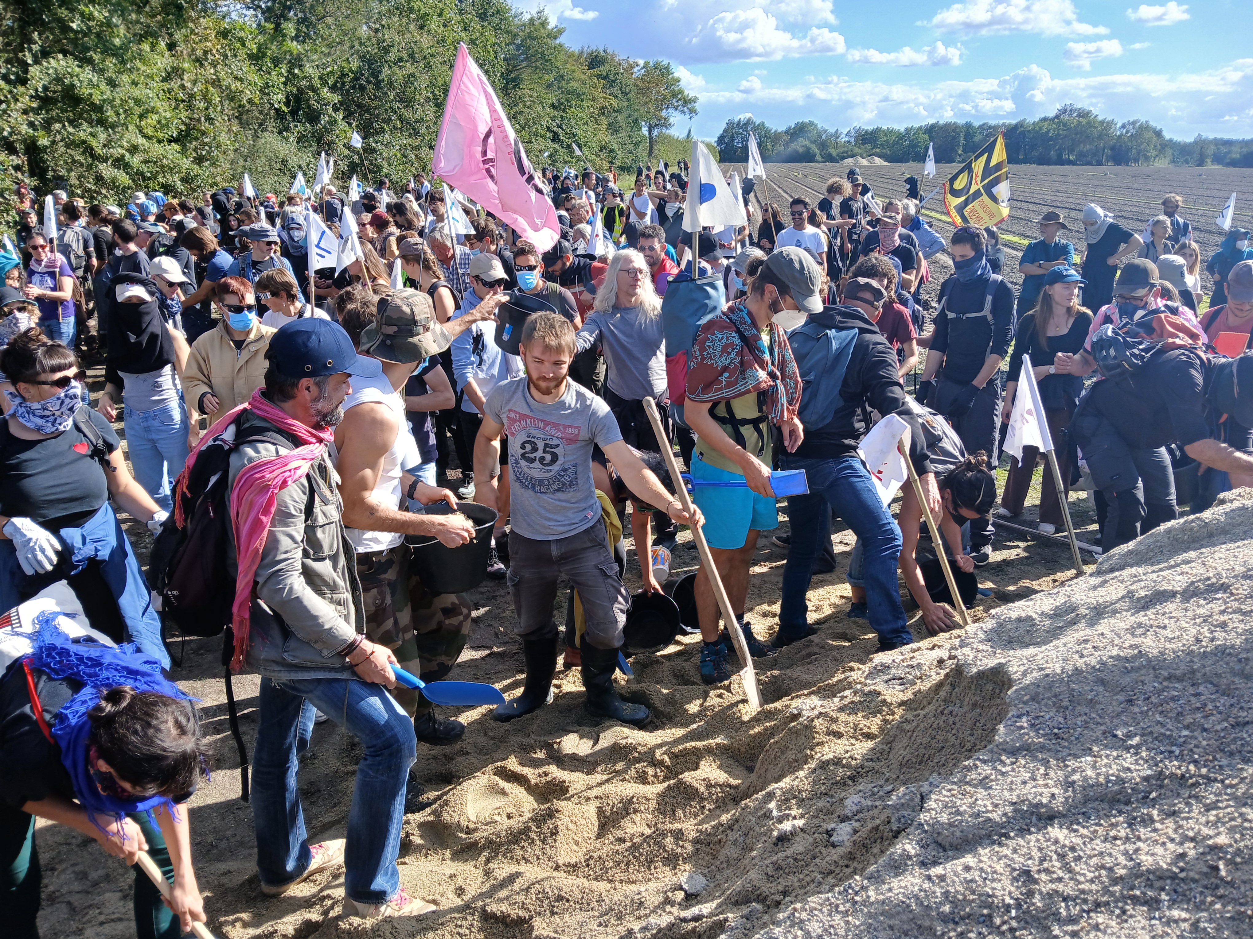 En Loire-Atlantique, ils se mobilisent contre l’extraction de sable et le maraîchage industriel