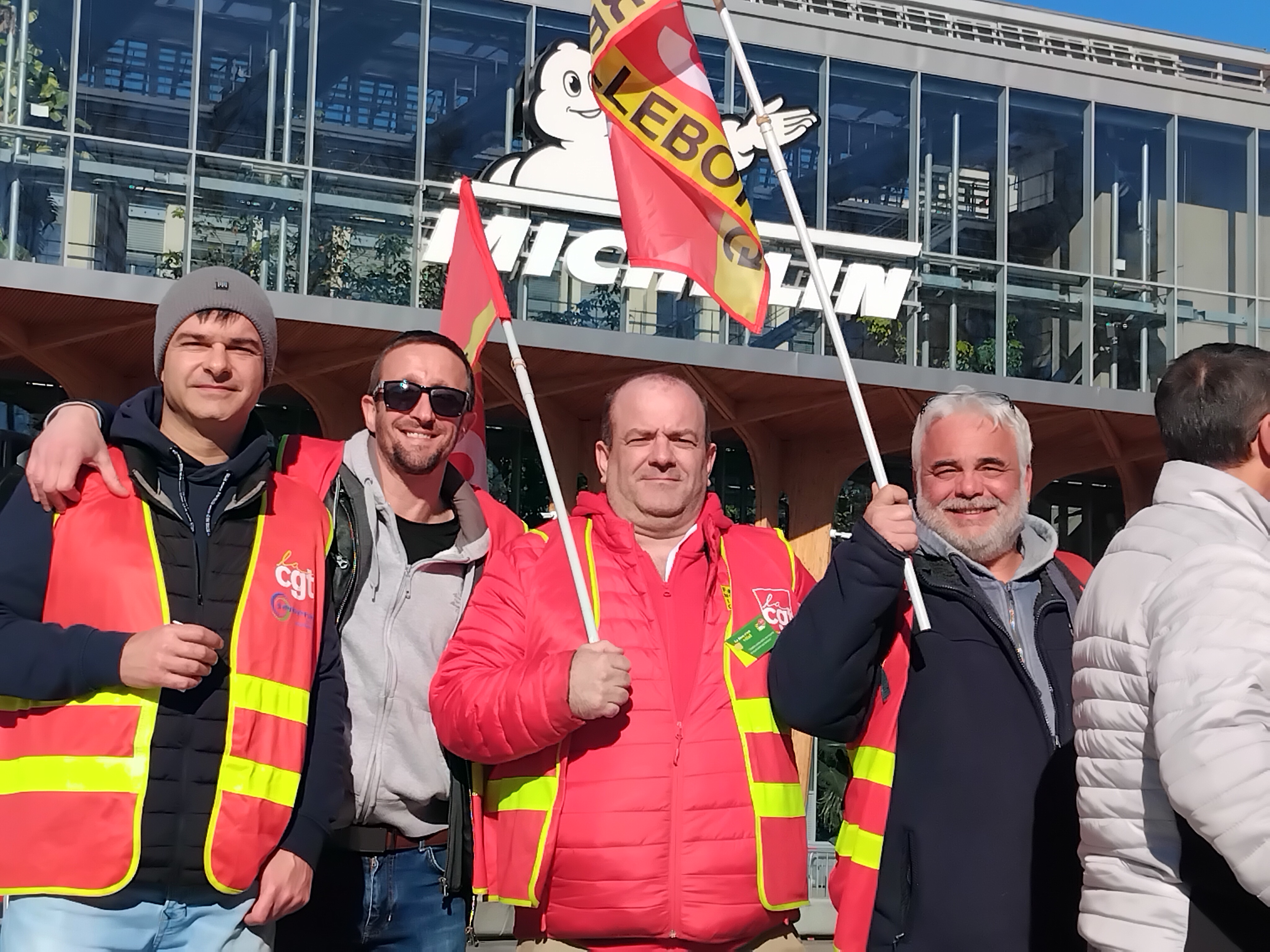 Michelin : 500 manifestants devant le siège social à Clermont-Ferrand