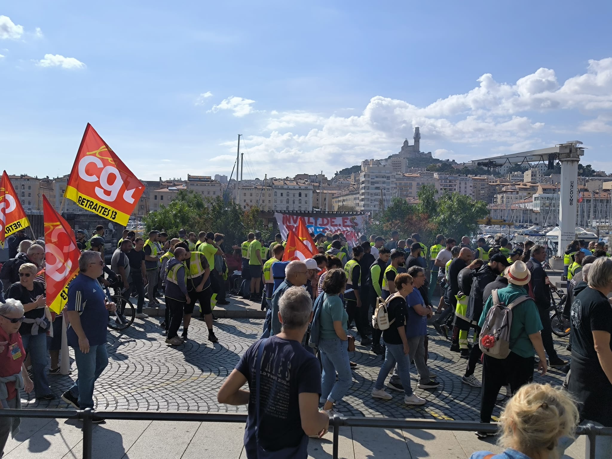 Fort soutien affiché aux grévistes des terminaux de Fos-sur-mer dans le cortège marseillais