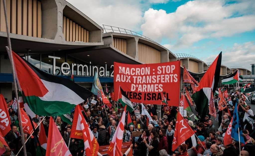 Un millier de manifestants à Roissy contre la livraison d'armes à Israël