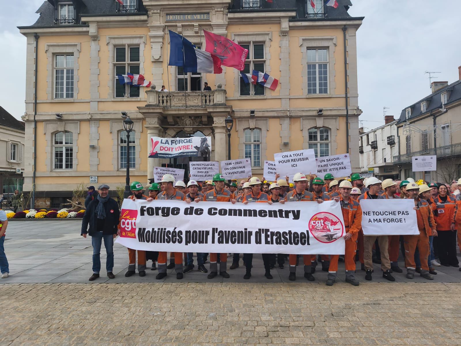 À Commentry, 2000 personnes contre les licenciements chez Erasteel
