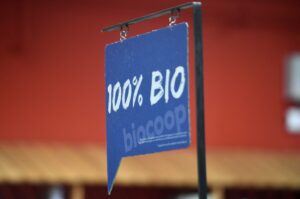 Augmentation et réorganisation : à la Biocoop Les Fêtes, un accord signé après 25 jours de grève