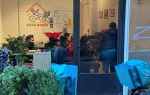 Pédagogie de rue et « Casa Rider » : en Italie, les recettes du syndicat CGIL pour défendre les coursiers à vélo