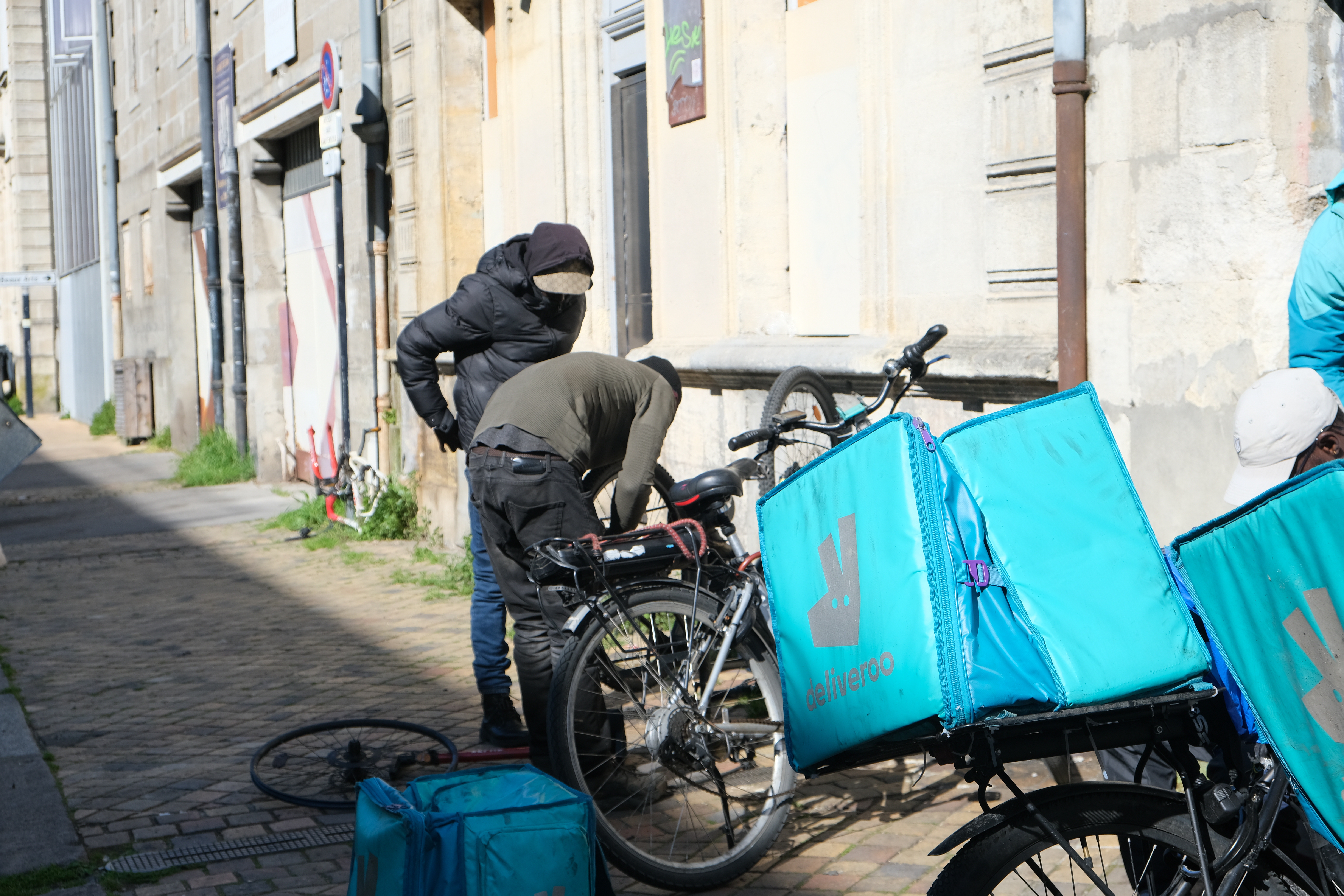 Journées harassantes et pression psychique : comment Uber dévore le corps et l’esprit des livreurs à vélo