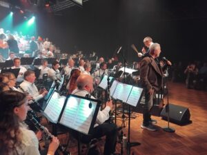 Bernard Lavilliers sur scène, harmonie municipale : à Commentry, une version poignante des « Mains d'or » pour sauver les salariés d'Erasteel