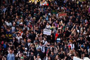 Loi contre les free parties : les « teufeurs », grande peur des conservateurs depuis Thatcher