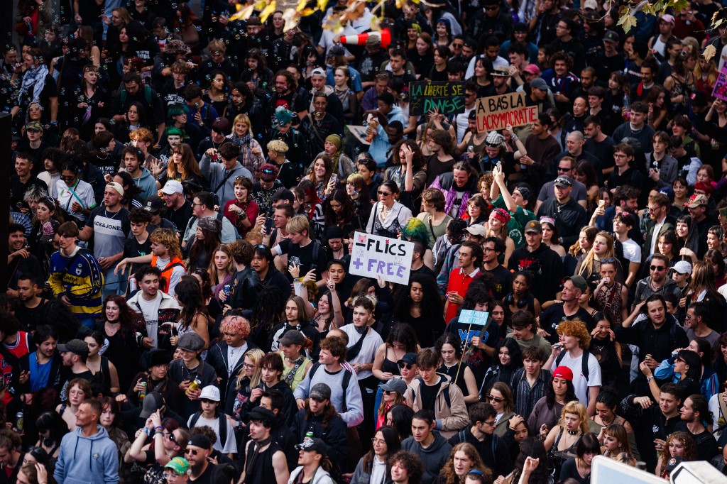 Loi contre les free parties : les &laquo; teufeurs &raquo;, grande peur des conservateurs depuis Thatcher