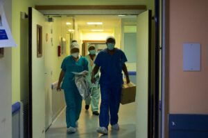 Guadeloupe : en attendant le nouveau CHU, l'hôpital des Abymes s'enfonce dans le marasme