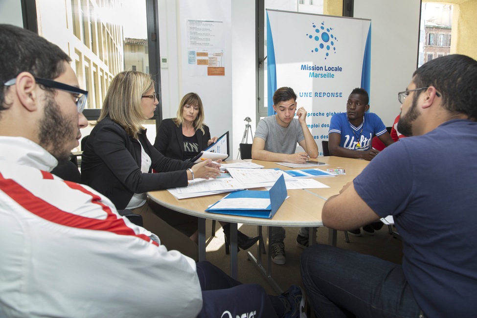 Patrons, politiques de l&rsquo;&Eacute;tat : la voie &eacute;troite des professionnels de l&rsquo;orientation au service des jeunes 