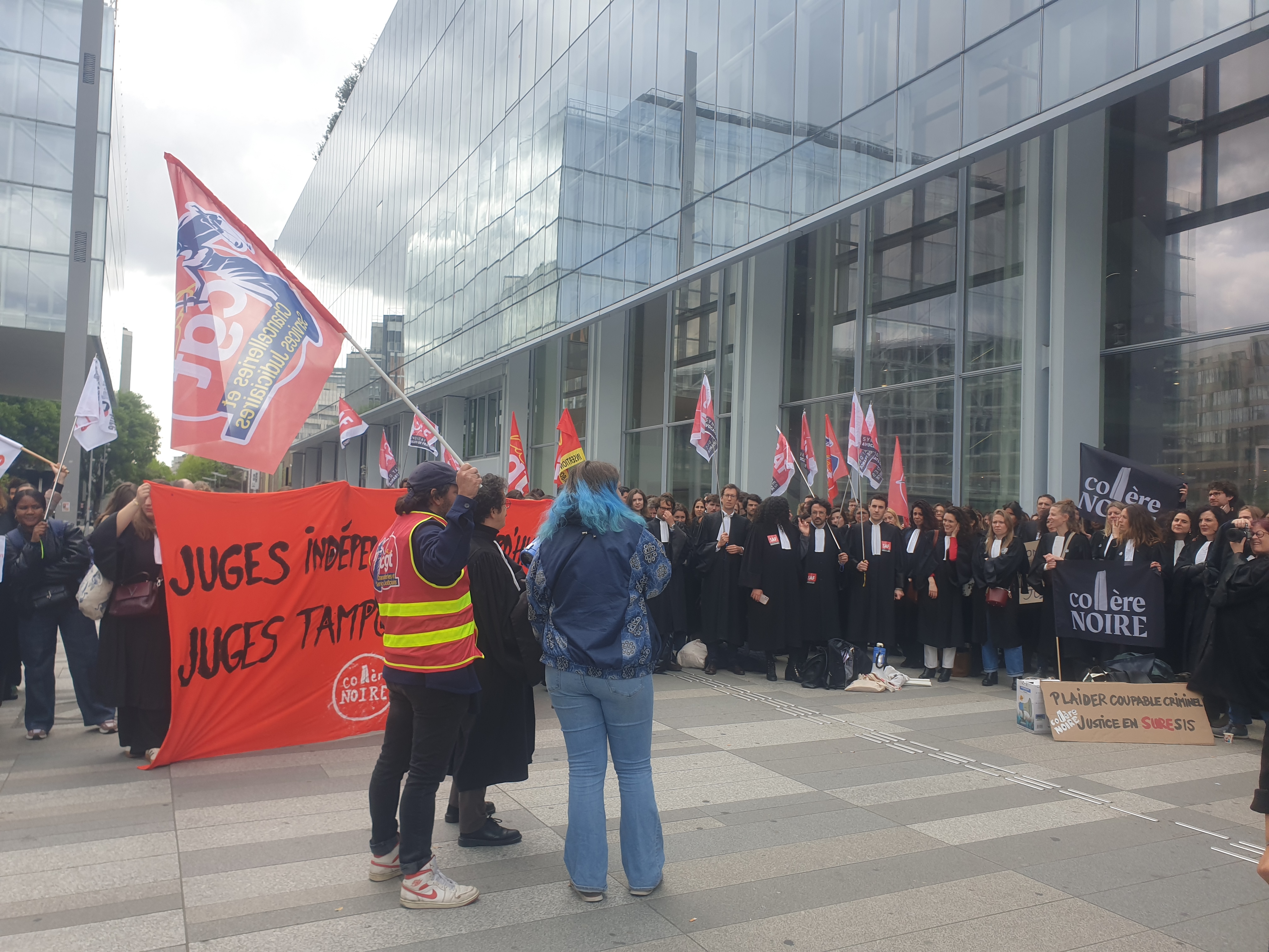 &laquo; Plaider-coupable &raquo;, r&eacute;forme des cours criminelles... le monde de la justice se dresse contre le projet de loi SURE