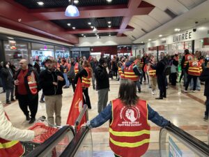 Minimas conventionnels inférieurs au smic, mobilisation chez Auchan : à Paris, un millier de manifestants contre les bas salaires