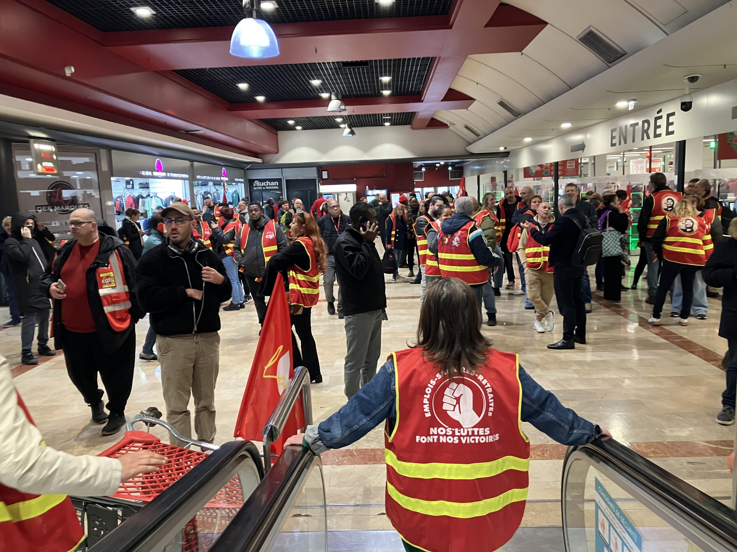 Minimas conventionnels inférieurs au smic, mobilisation chez Auchan : à Paris, un millier de manifestants contre les bas salaires