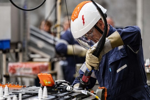 Ouvrier de l'usine Stellantis à Hordain. Le groupe a annoncé avoir versé 4300 euros à ses salariés au titre de la participation et de l'intéressement. Crédit photo : Sameer Al-DOUMY / AFP