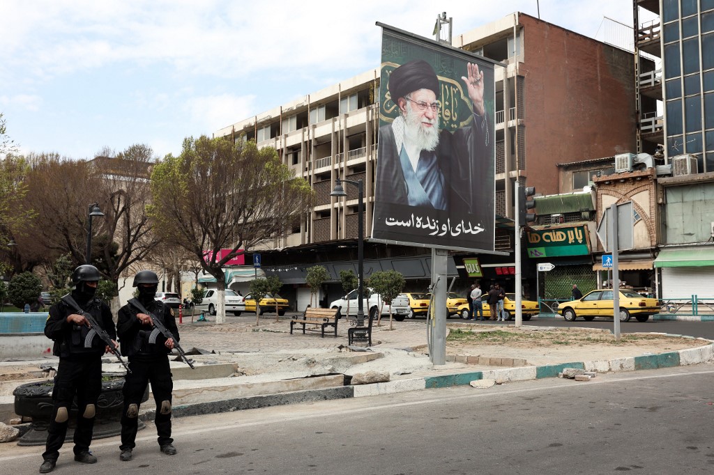 AFP / Des membres des forces de l'ordre à Téhéran, près d'un portrait de l'Ayatollah Ali Khamenei.
