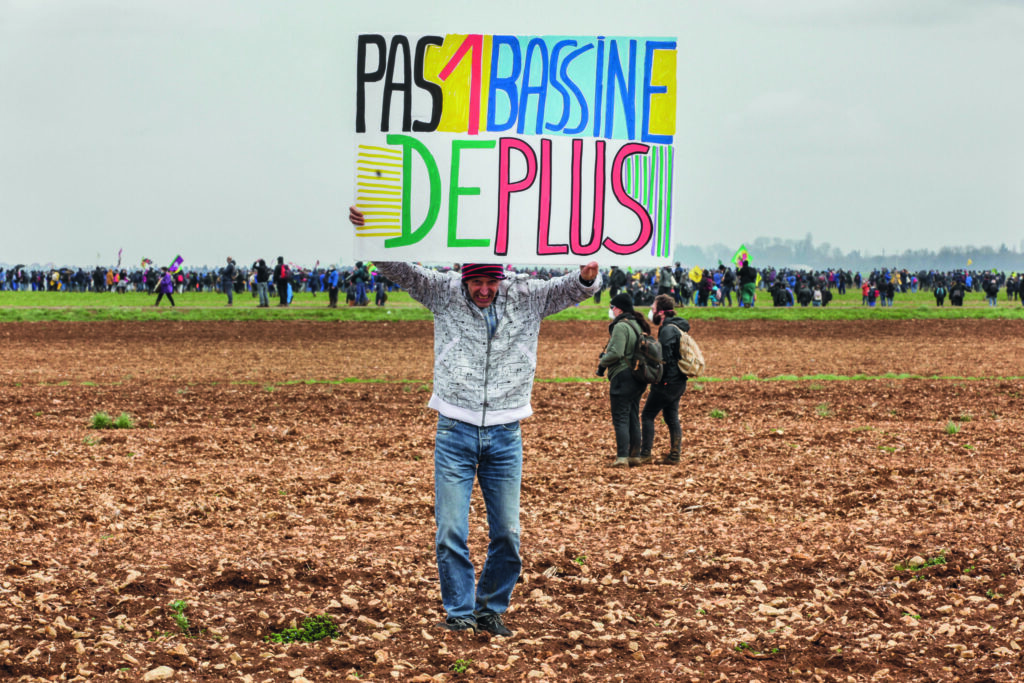 Rassemblement contre la construction de mégabassines à Sainte-Soline.