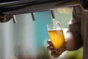 « Le patron nous disait qu'il nous virerait » : pourquoi les travailleurs de la bière peinent à créer un syndicat dédié