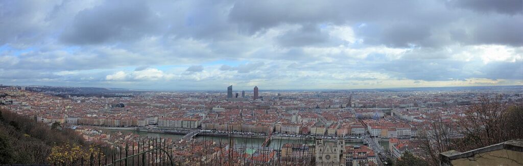 1280px-Panoramic_view_of_Lyon_from_Fourvière