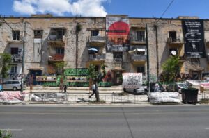 À Athènes, les immeubles autogérés des Prosfygika ne laissent pas béton