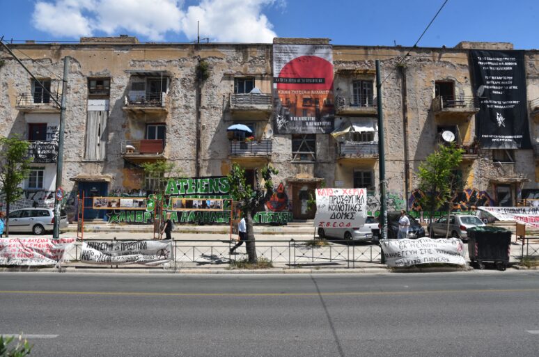 À Athènes, les immeubles autogérés des Prosfygika ne laissent pas béton