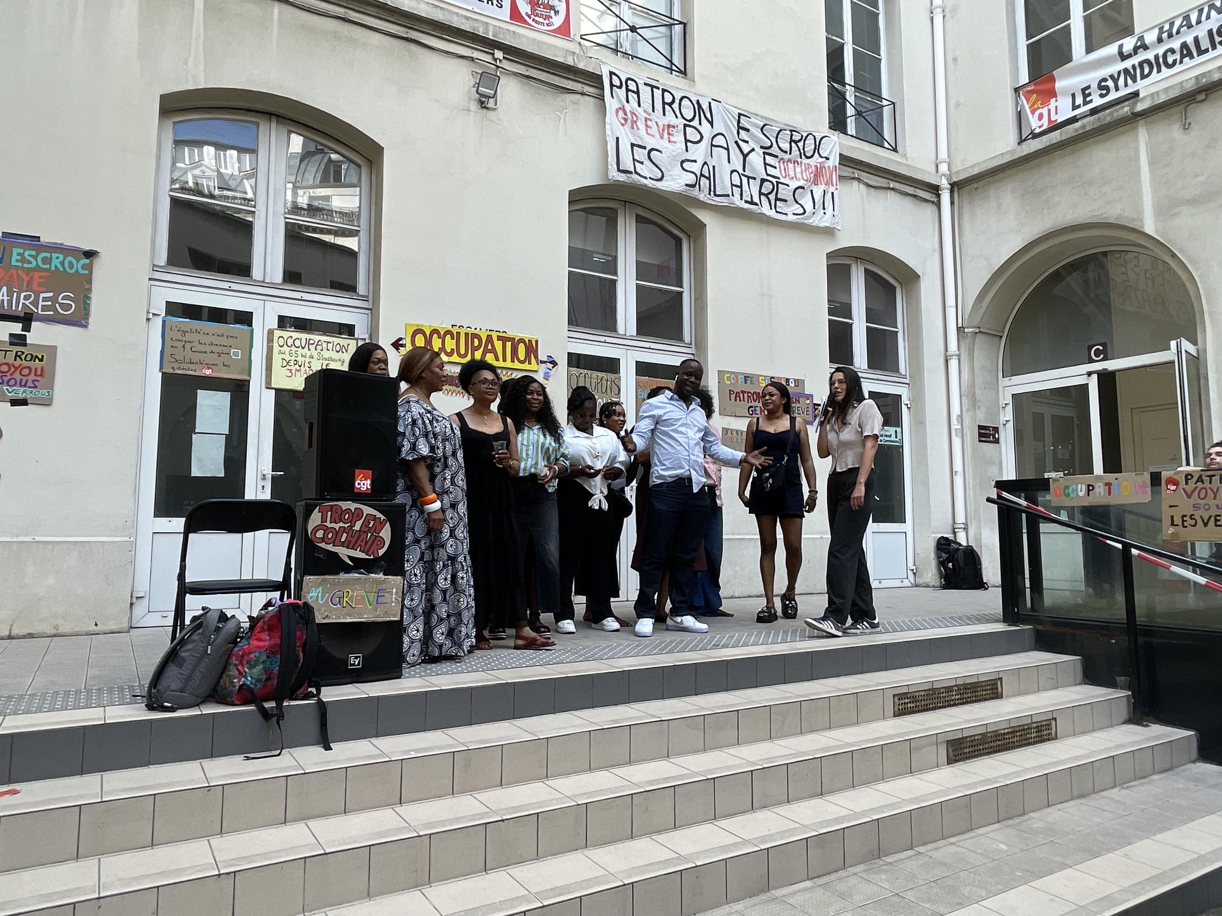 Apr&egrave;s la victoire : l'heure de la f&ecirc;te pour les coiffeuses du boulevard de Strasbourg