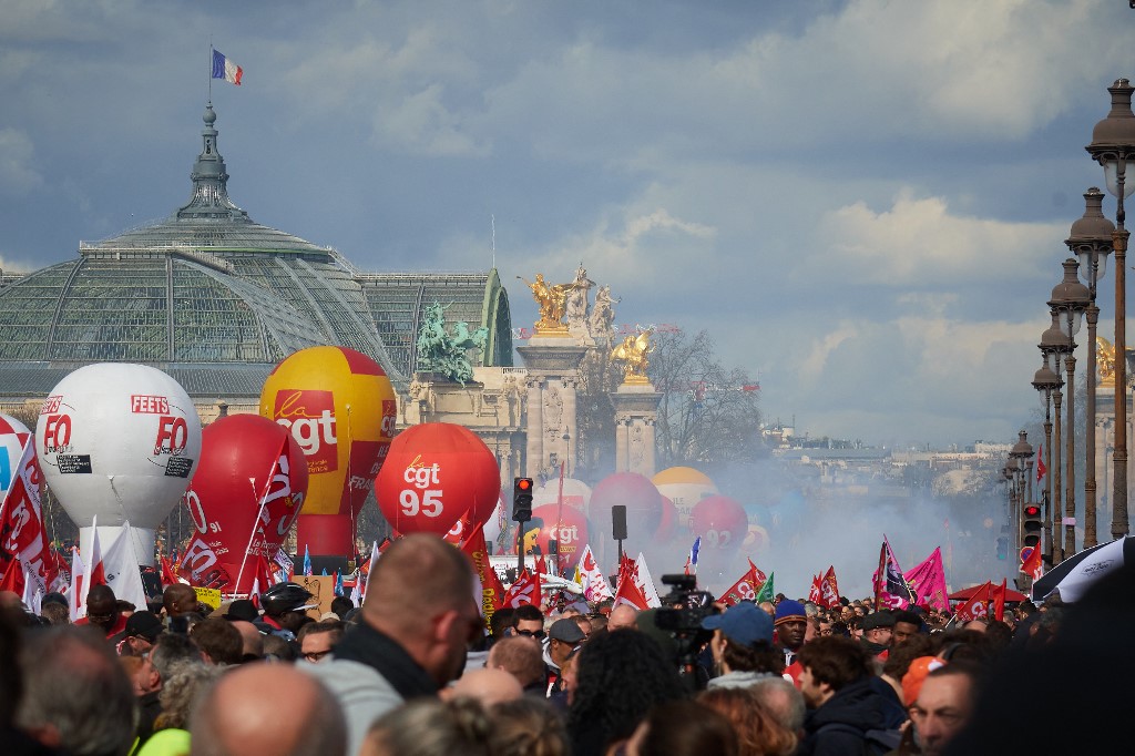 FRANCE - PROTEST IS ABOUT TO GO IN FRONT OF ALEXANDRE III BRIDGE