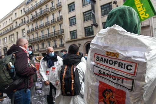FRANCE - LABOR - DEMO - GATHERING OF SANOFI EMPLOYEES IN FRONT OF THE HEAD OFFICE