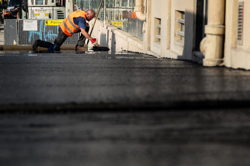 Pauses suppl&eacute;mentaires, cagoules ventil&eacute;es... Ces entreprises qui adaptent (ou pas) le travail &agrave; la canicule
