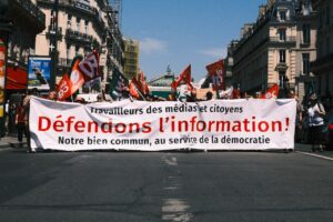 « On doit se serrer les coudes » : à Paris, au cœur de la grève des journalistes