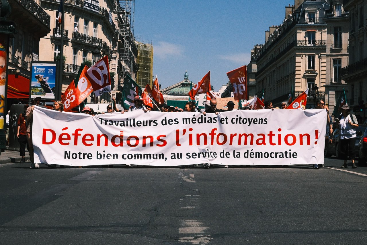 &laquo; On doit se serrer les coudes &raquo; : &agrave; Paris, au c&oelig;ur de la gr&egrave;ve des journalistes