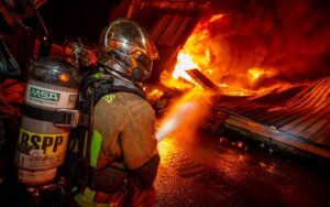Fumées toxiques, chaleur intense, stress, fatigue, traumatismes… La&nbsp;santé des pompiers part en fumée