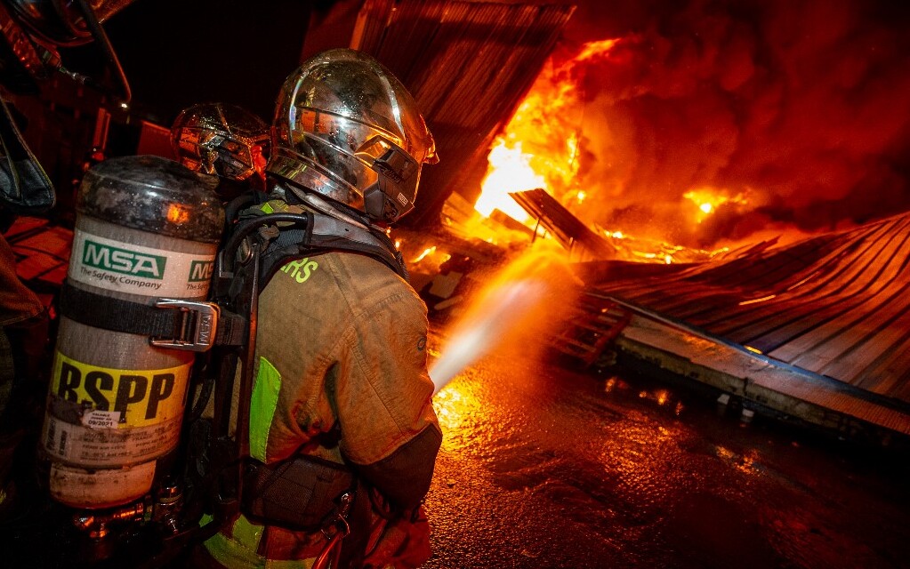 Fumées toxiques, chaleur intense, stress, fatigue, traumatismes… La santé des pompiers part en fumée