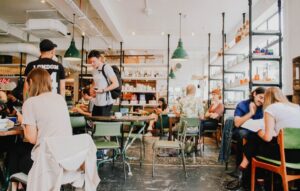 Au resto, au bar, au centre commercial… le ras-le-bol des salariés filmés sans leur accord pour faire des likes sur Instagram