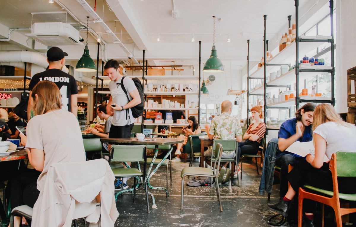 Au resto, au bar, au centre commercial… le ras-le-bol des salariés filmés sans leur accord pour faire des likes sur Instagram