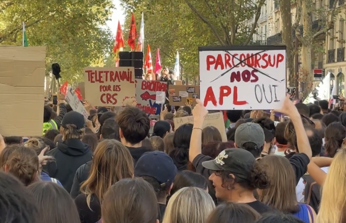 Dans le cortège de la manifestation du 6 octobre, boulevard Voltaire à Paris.